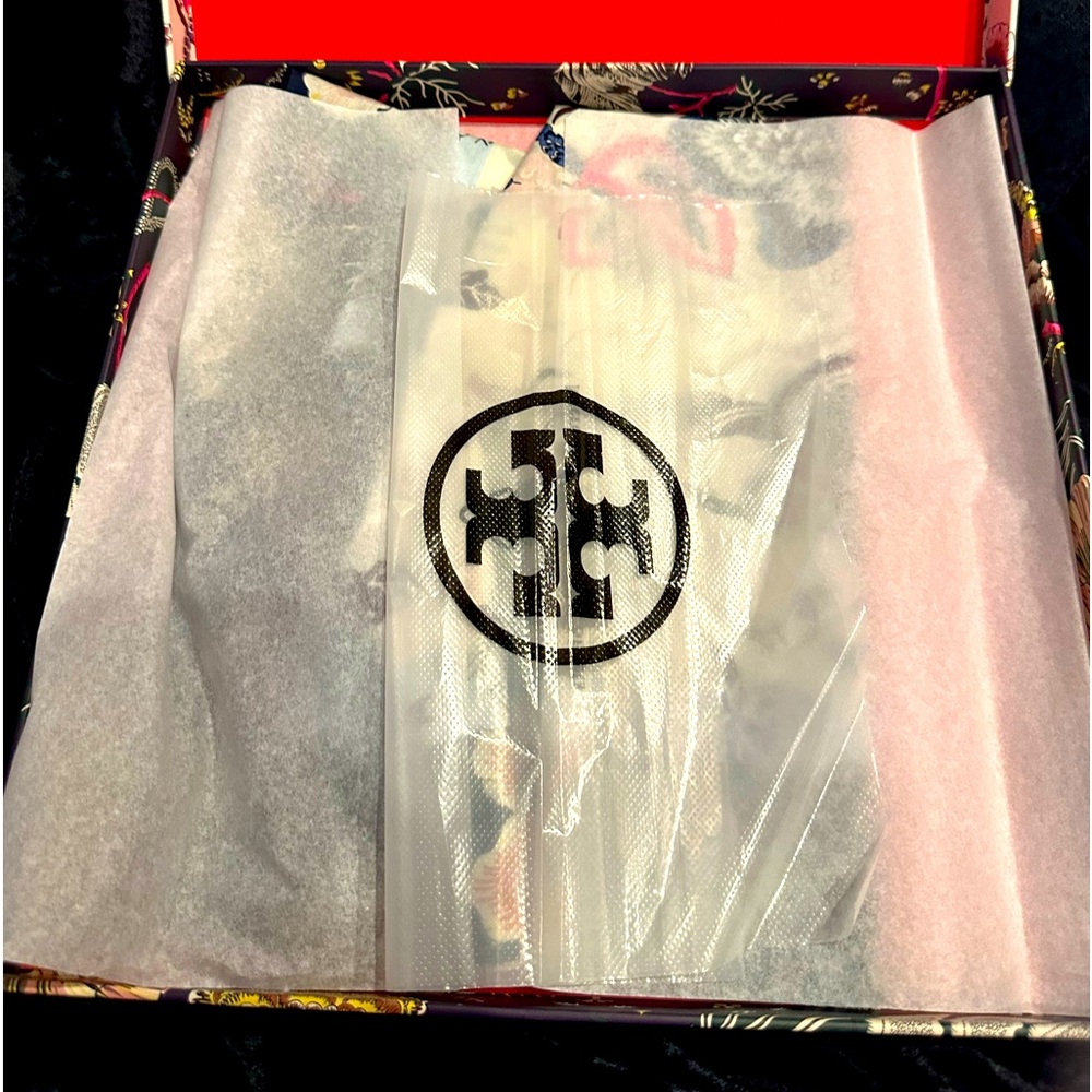 NIB Tory Burch Beautiful Floral 24 x 24 Scarf